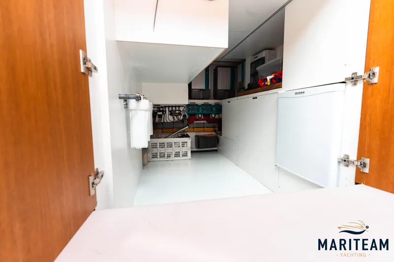 Onderonsie Yacht Photos Pics Interior of 2017 Breedendam MTB fourzero Wheelhouse, showcasing storage and equipment space.