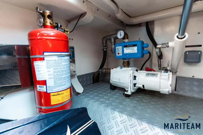 Onderonsie Yacht Photos Pics Engine room of 2017 Breedendam MTB fourzero Wheelhouse with fire extinguisher and machinery.