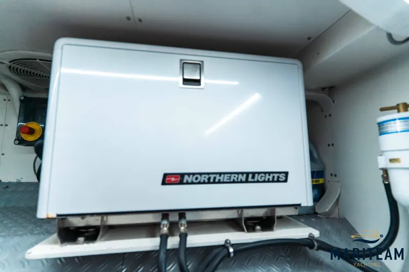 Onderonsie Yacht Photos Pics Northern Lights generator in 2017 Breedendam MTB fourzero Wheelhouse yacht engine room.
