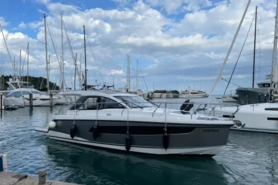 Sealine S335