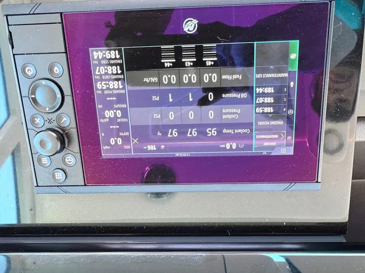 Happy2gether Yacht Photos Pics Dashboard display of a 2021 Formula 380 Super Sport Crossover OB boat.