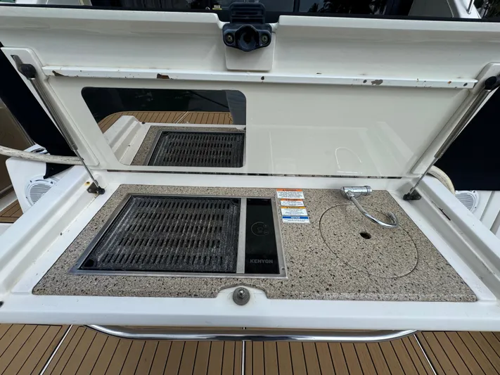 La Bella Vita Yacht Photos Pics Outdoor kitchenette on a 2016 Sea Ray 400 Sundancer yacht with grill and sink.