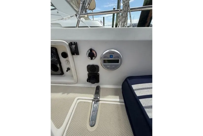 Star Yacht Photos Pics Control panel of a 1998 Sabre 402 sailboat with navigation instruments and seating.