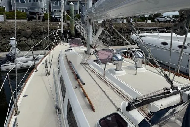 Star Yacht Photos Pics 1998 Sabre 402 sailboat deck with rigging and winches at a marina.