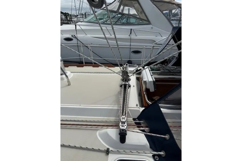 Star Yacht Photos Pics 1998 Sabre 402 sailboat deck with rigging and winch system.