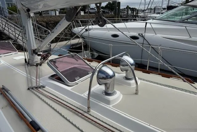 Star Yacht Photos Pics 1998 Sabre 402 sailboat deck with chrome fittings and open hatch in marina.