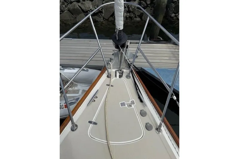 Star Yacht Photos Pics Bow of 1998 Sabre 402 sailboat docked at marina.