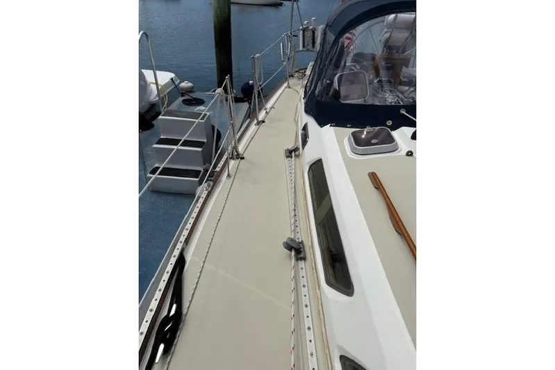 Star Yacht Photos Pics 1998 Sabre 402 sailboat deck view, docked at marina.