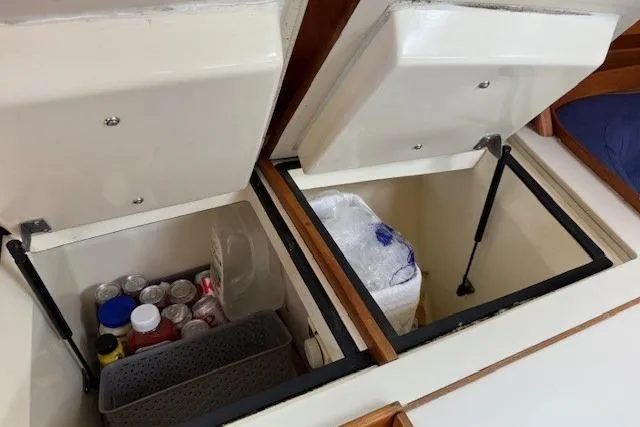 Star Yacht Photos Pics Open storage compartments on a 1998 Sabre 402 boat, containing beverages and ice.