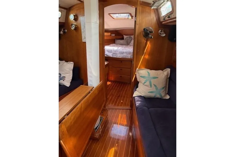 Star Yacht Photos Pics Interior of 1998 Sabre 402 sailboat with cozy cabin and wooden furnishings.