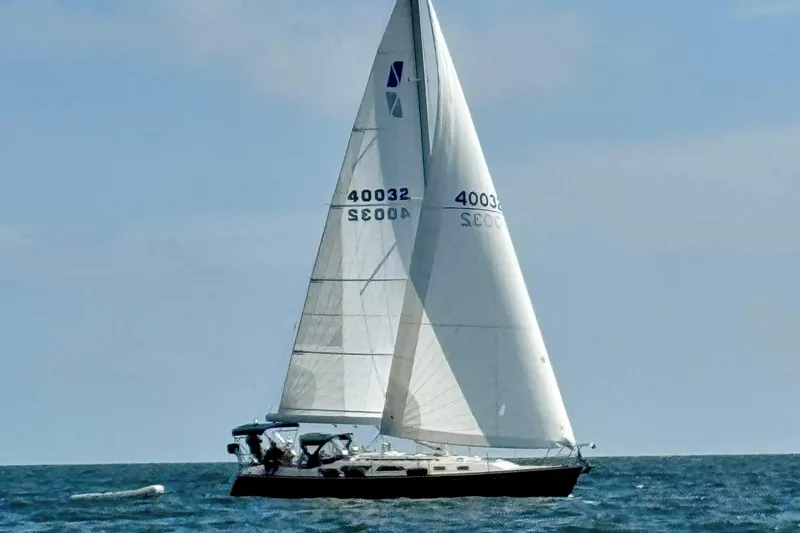 Star Yacht Photos Pics Sailing yacht Sabre 402 from 1998 gliding on open sea under clear skies.