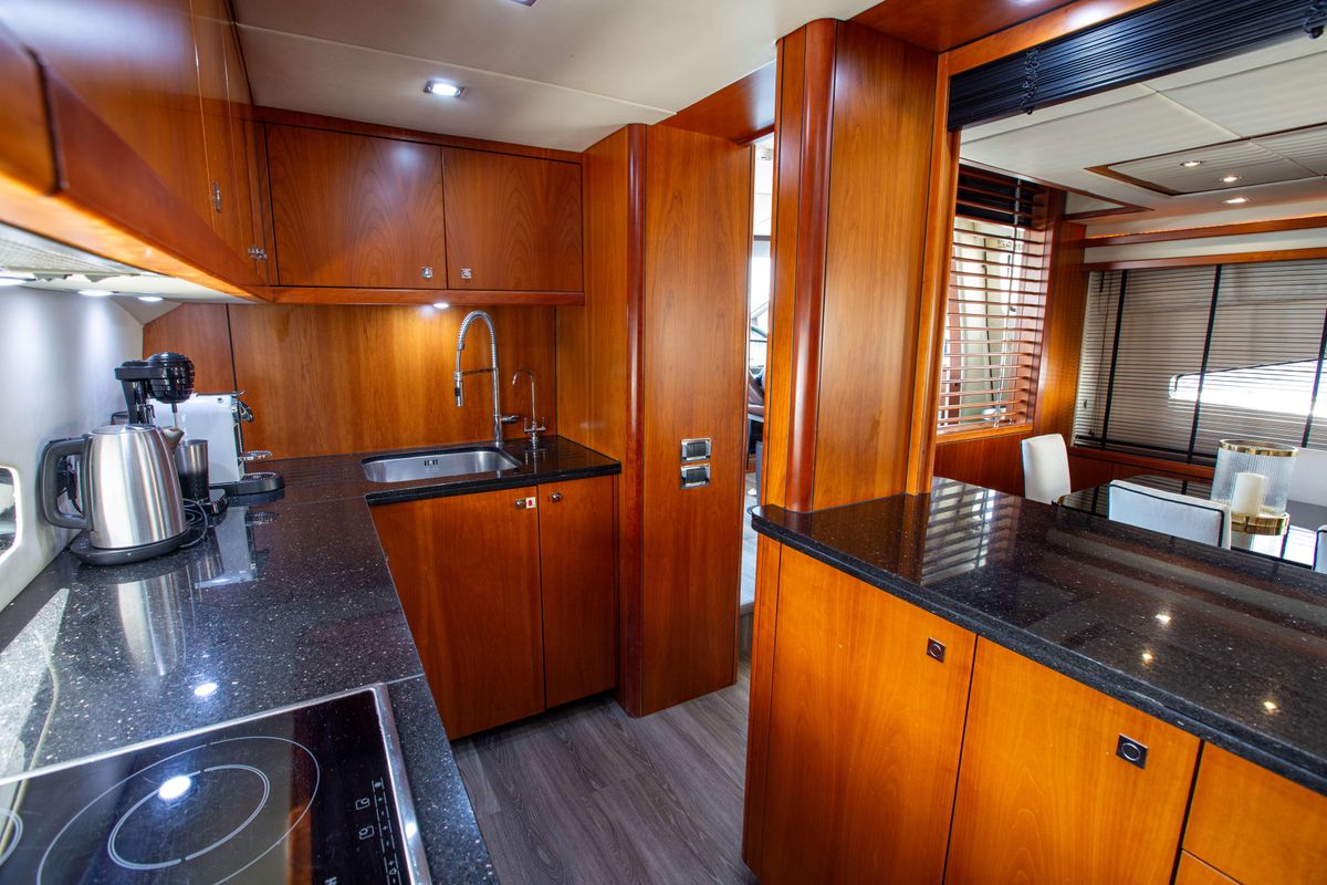 2007 Sunseeker 82 