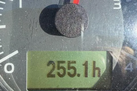 Squeeze De Citron Yacht Photos Pics Close-up of a Dufour 37 engine hour meter displaying 255.1 hours.