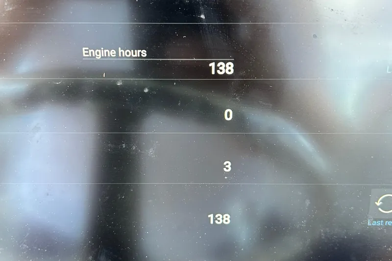  Yacht Photos Pics Display showing engine hours for 2017 Boston Whaler 330 Outrage, total 138 hours.