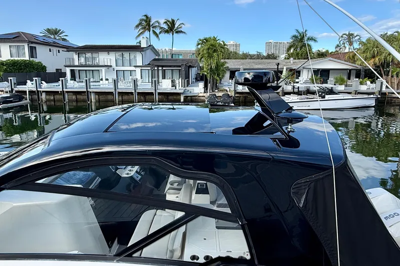  Yacht Photos Pics 2022 Sea Ray Sundancer 370 Outboard docked near waterfront homes, showcasing sleek design.