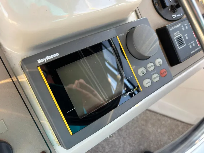 Musketeer Yacht Photos Pics Raytheon autopilot system on 2000 Carver 406 Aft Cabin Motor Yacht dashboard.