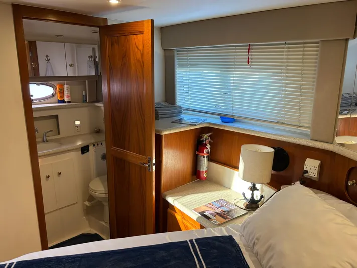 Musketeer Yacht Photos Pics Interior of 2000 Carver 406 Aft Cabin Motor Yacht with cozy bedroom and bathroom.