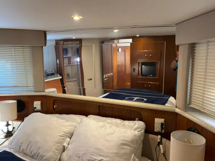 Musketeer Yacht Photos Pics Luxurious interior of 2000 Carver 406 Aft Cabin Motor Yacht bedroom.