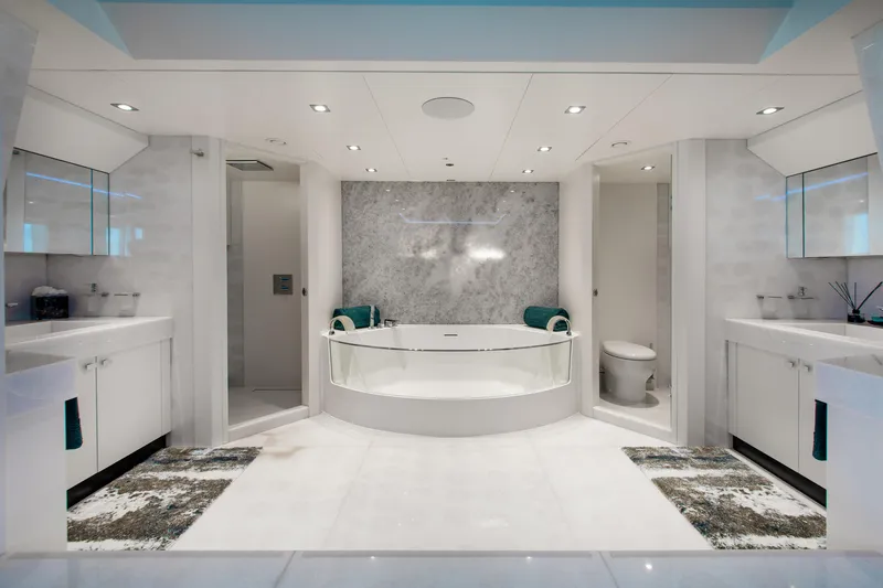 Curfew II Yacht Photos Pics 