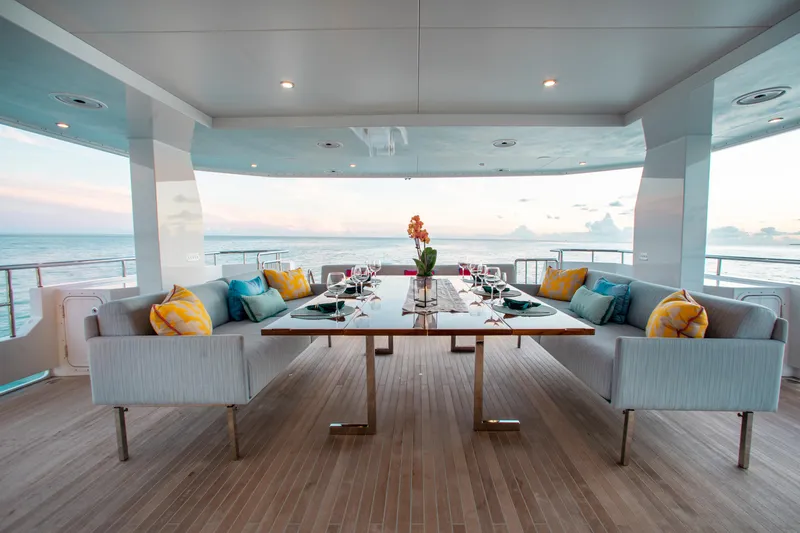 Curfew II Yacht Photos Pics 