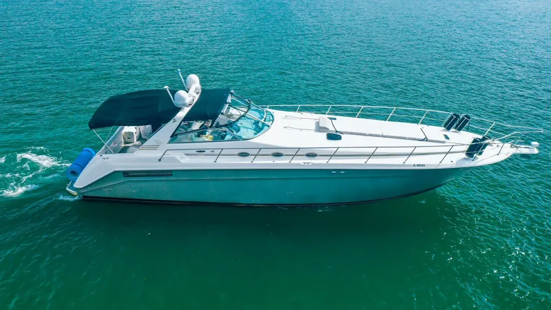  Yacht Photos Pics 1994 Sea Ray 500 Sundancer yacht cruising on clear blue water.