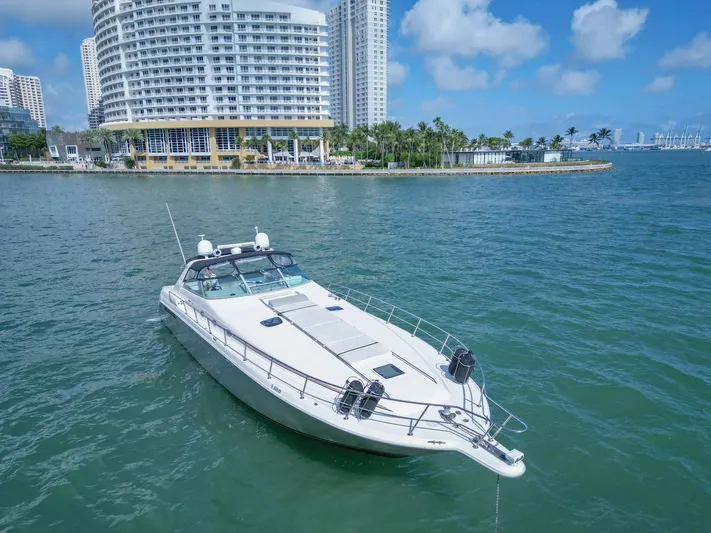  Yacht Photos Pics Sea Ray 500 Sundancer 1994 yacht on water near city skyline.