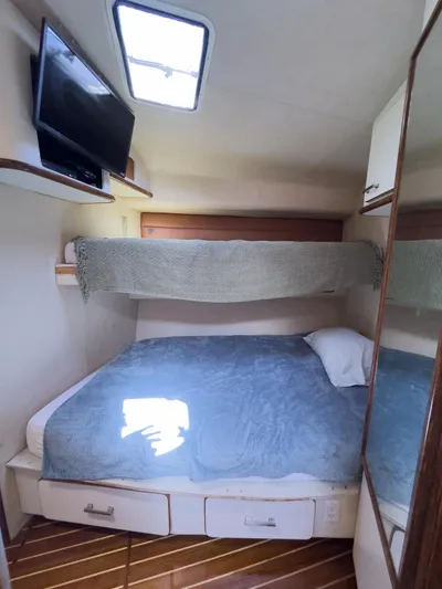  Yacht Photos Pics Cozy cabin interior of 1994 Sea Ray 500 Sundancer with bed, TV, and skylight.