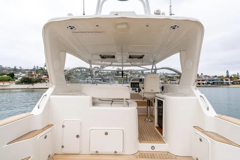 Zissou Yacht Photos Pics 2006 Chris-Craft Roamer 40 yacht interior with spacious deck and modern amenities.