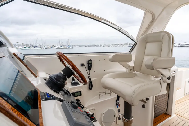 Zissou Yacht Photos Pics 2006 Chris-Craft Roamer 40 helm with leather seat and wooden steering wheel.