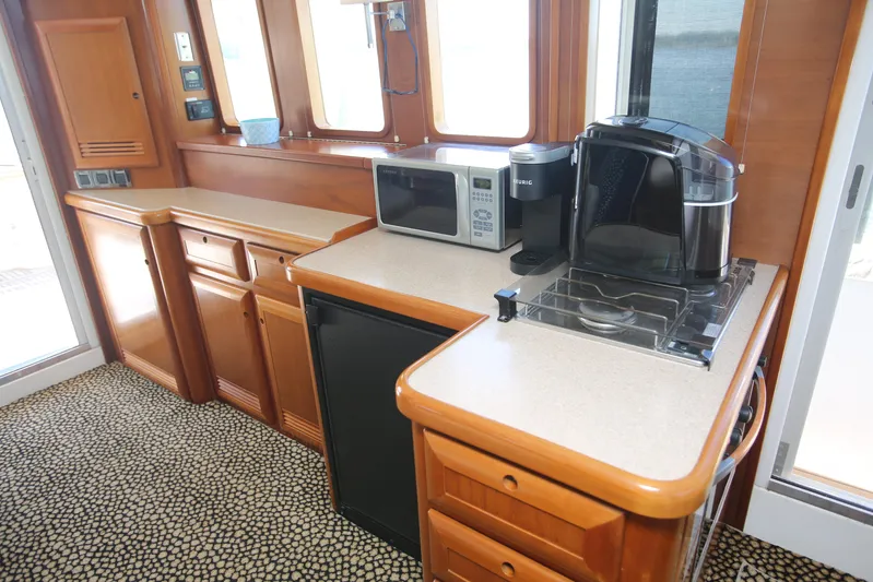 Gracie May Yacht Photos Pics Port side salon