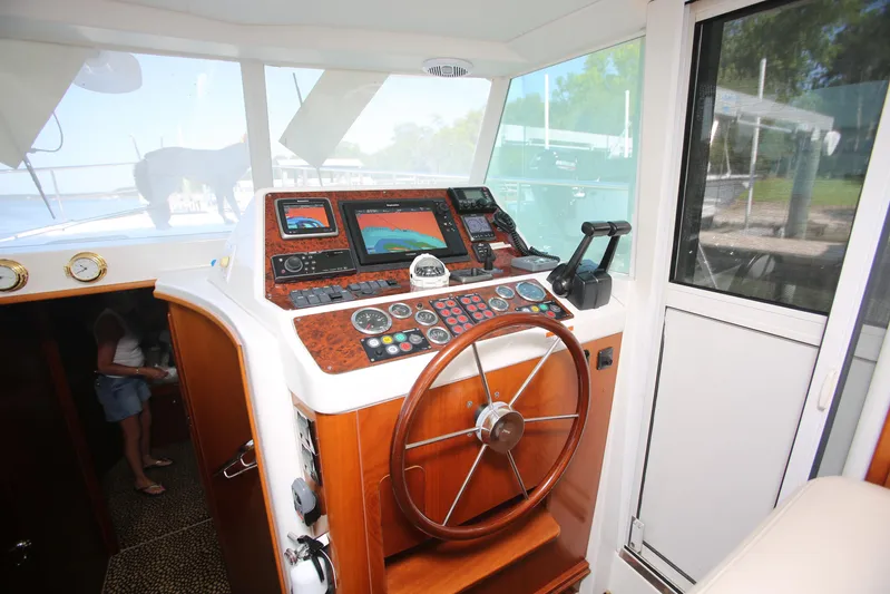 Gracie May Yacht Photos Pics Lower helm