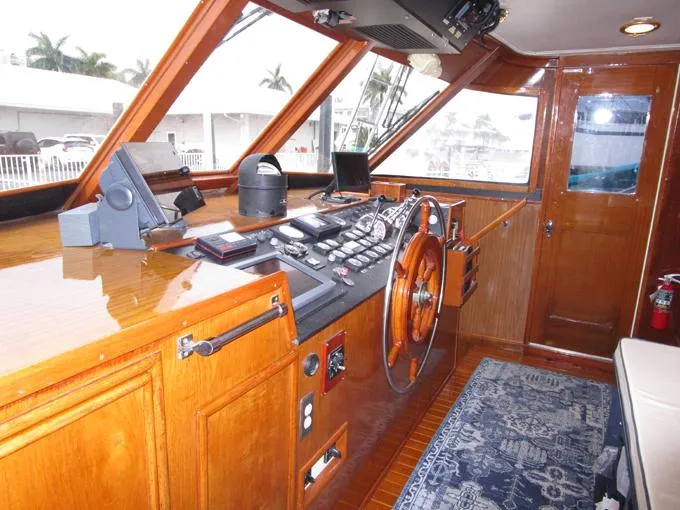 My Alibi Yacht Photos Pics Pilothouse