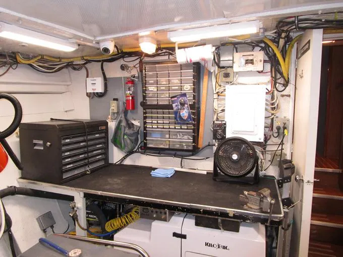 My Alibi Yacht Photos Pics Engine room forward