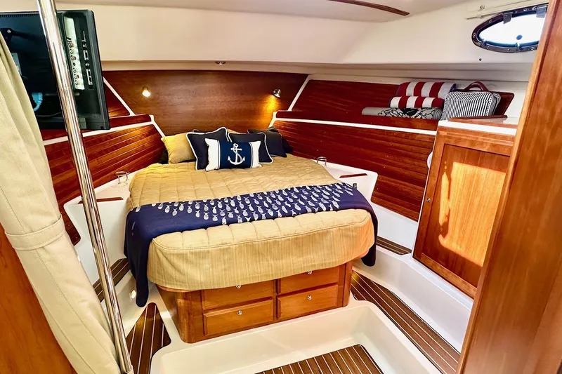 Steel'n Time Yacht Photos Pics Primary Berth