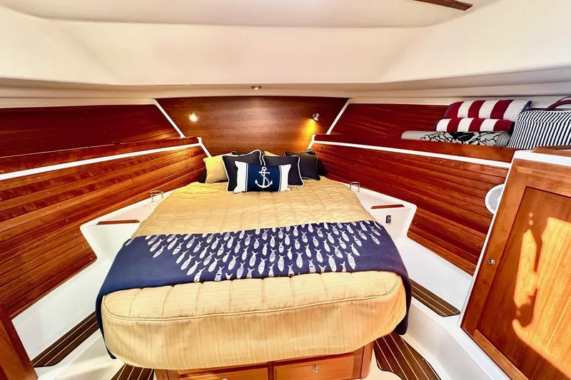 Steel'n Time Yacht Photos Pics Queen Berth on Center