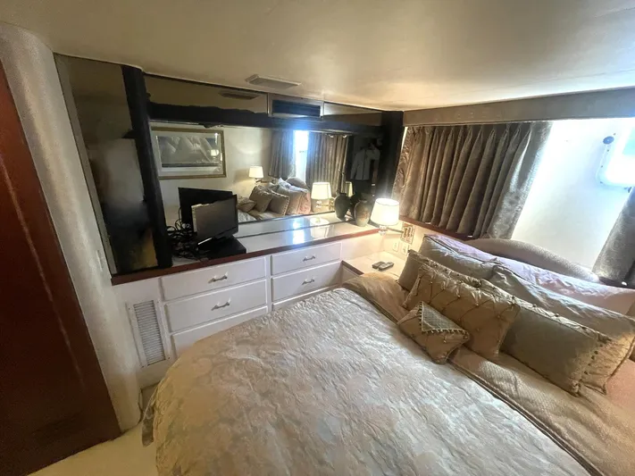 Gentle Ben Yacht Photos Pics Luxurious bedroom interior of 1989 Hatteras 80 Cockpit Motor Yacht with elegant decor.