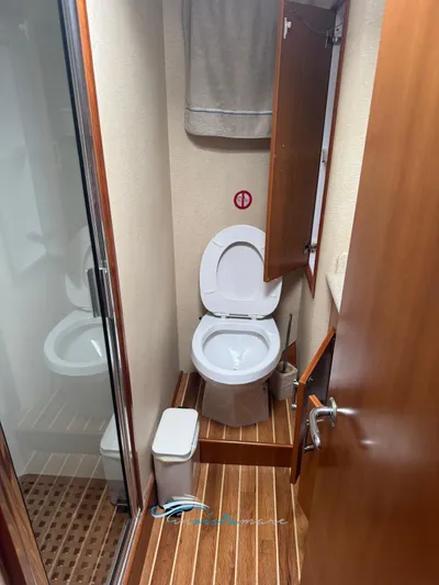  Yacht Photos Pics Hatteras 50 bagno 1