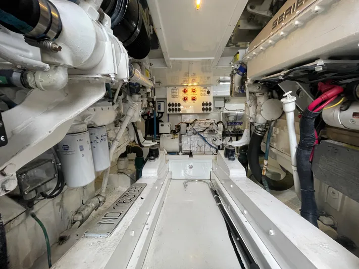 Close Call Yacht Photos Pics Engine Room Looking Forward
