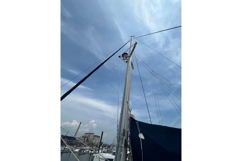 Namaste Yacht Photos Pics Mast of 2004 Lagoon 380 sailboat against a clear blue sky in marina.