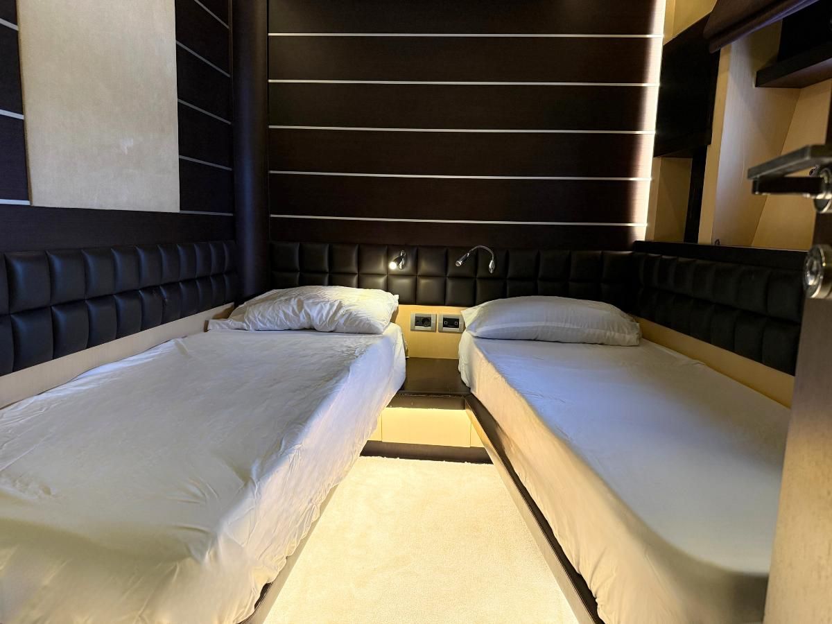 2006 Azimut 88 