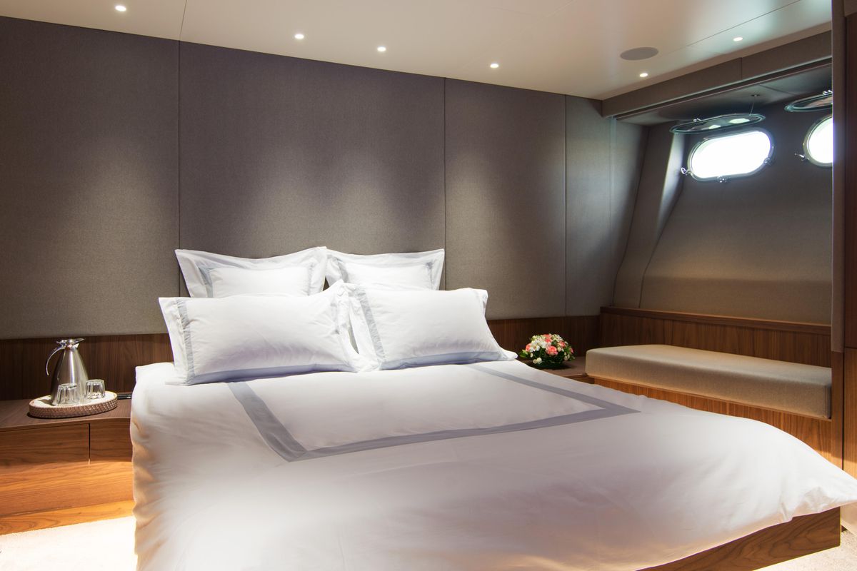 2002 Ferretti Yachts 111 