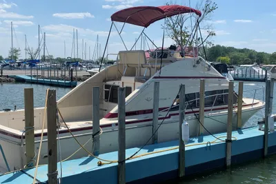 Bertram 30 Flybridge Cruiser