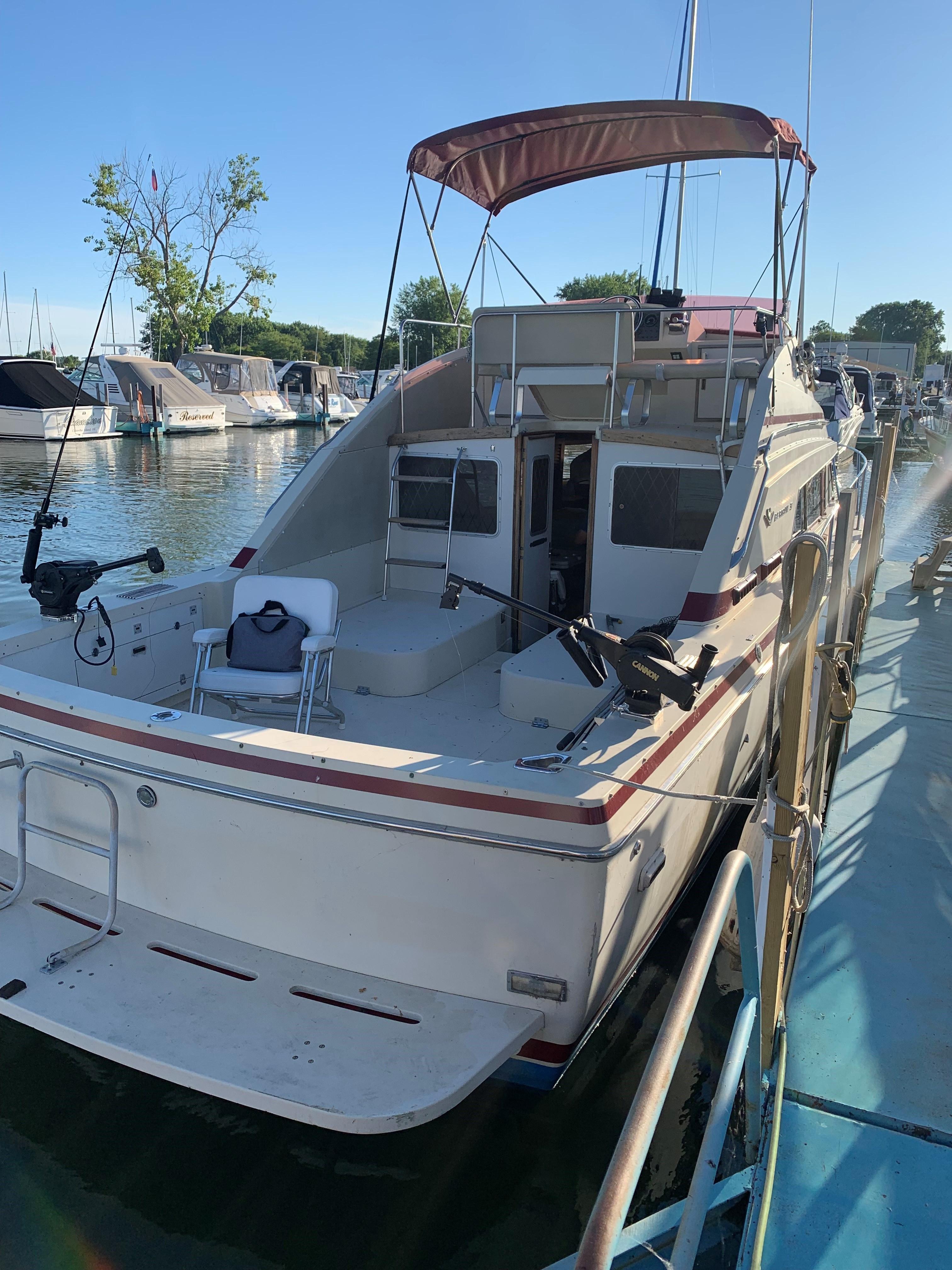 1983 Bertram 30 Flybridge Cruiser Bateaux convertibles à vendre ...