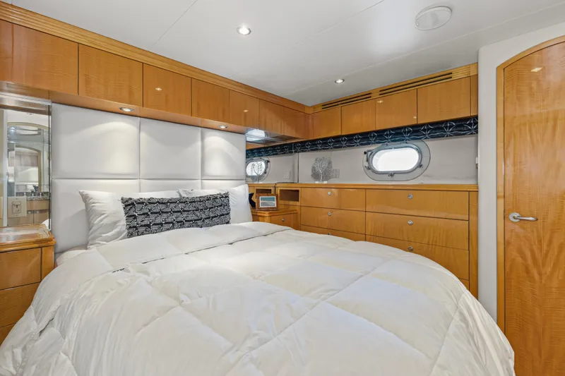 Time-2 Fly Yacht Photos Pics Luxurious bedroom interior of 2006 Hatteras 80 Motor Yacht Sky Lounge.