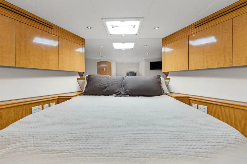 Time-2 Fly Yacht Photos Pics Luxurious bedroom interior of 2006 Hatteras 80 Motor Yacht Sky Lounge.