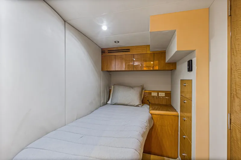 Time-2 Fly Yacht Photos Pics Compact cabin interior of 2006 Hatteras 80 Motor Yacht Sky Lounge.