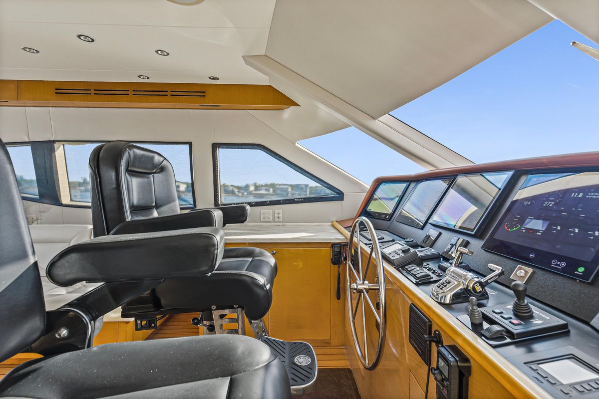 2006 Hatteras 80 