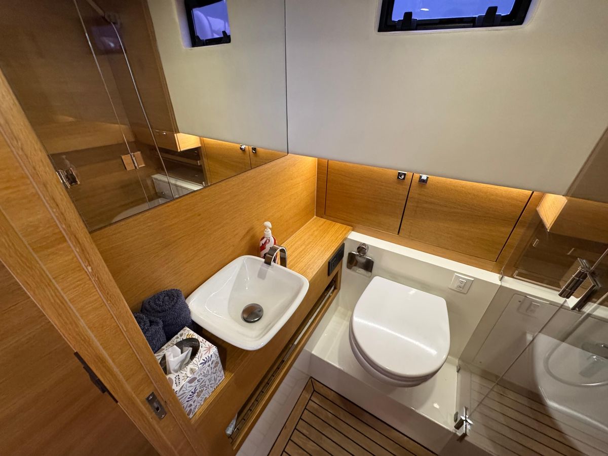 2021 De Antonio Yachts 42 