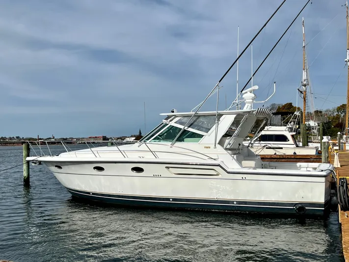 Halcyon Yacht Photos Pics portside - including aft qtr