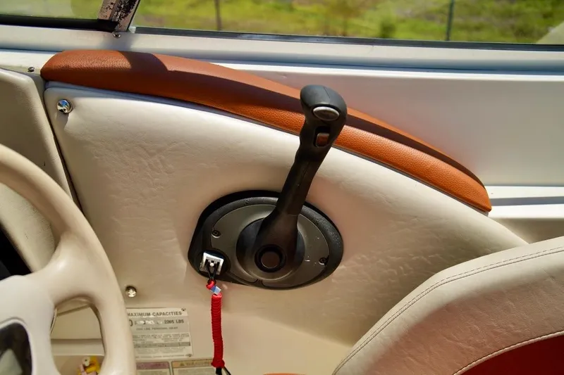  Yacht Photos Pics Interior of a 2001 Stingray 240 LS boat showing throttle control lever.